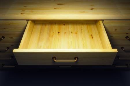 17571770-holzschrank-mit-geöffneter-leere-schublade.jpg