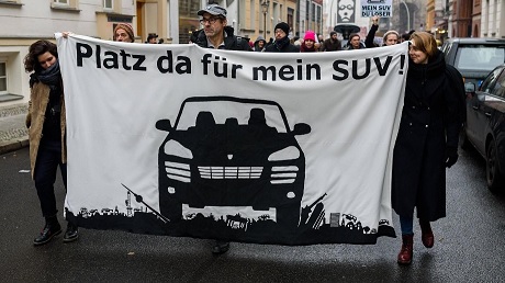 demo-gegen-suv-im-februar-in-berlin-platzbedarf-und-verbrauch-der-autos-stehen-in-der-kritik-.jpg