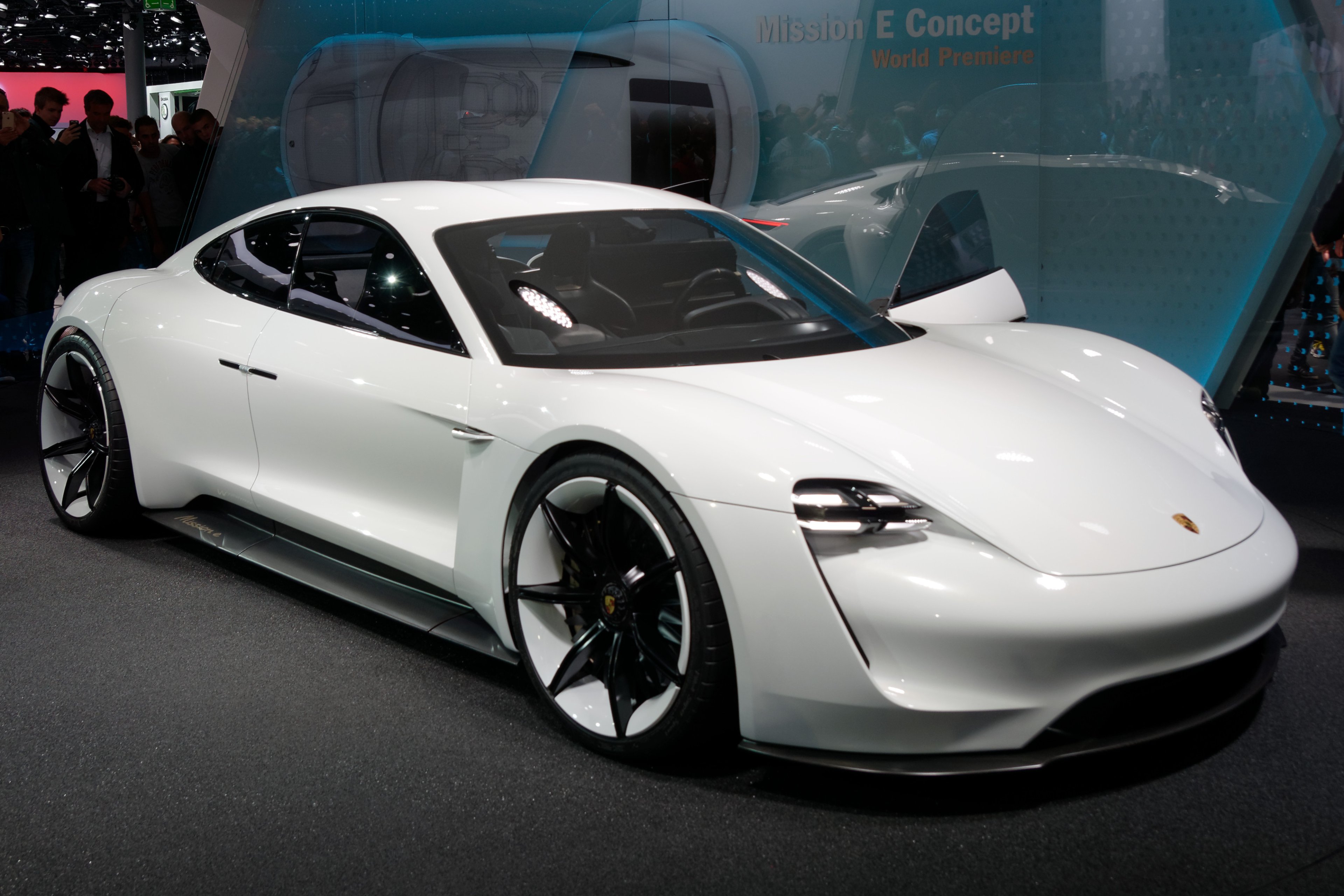 Porsche_Mission_E_-_IAA_2015_-_8_cropped.jpg