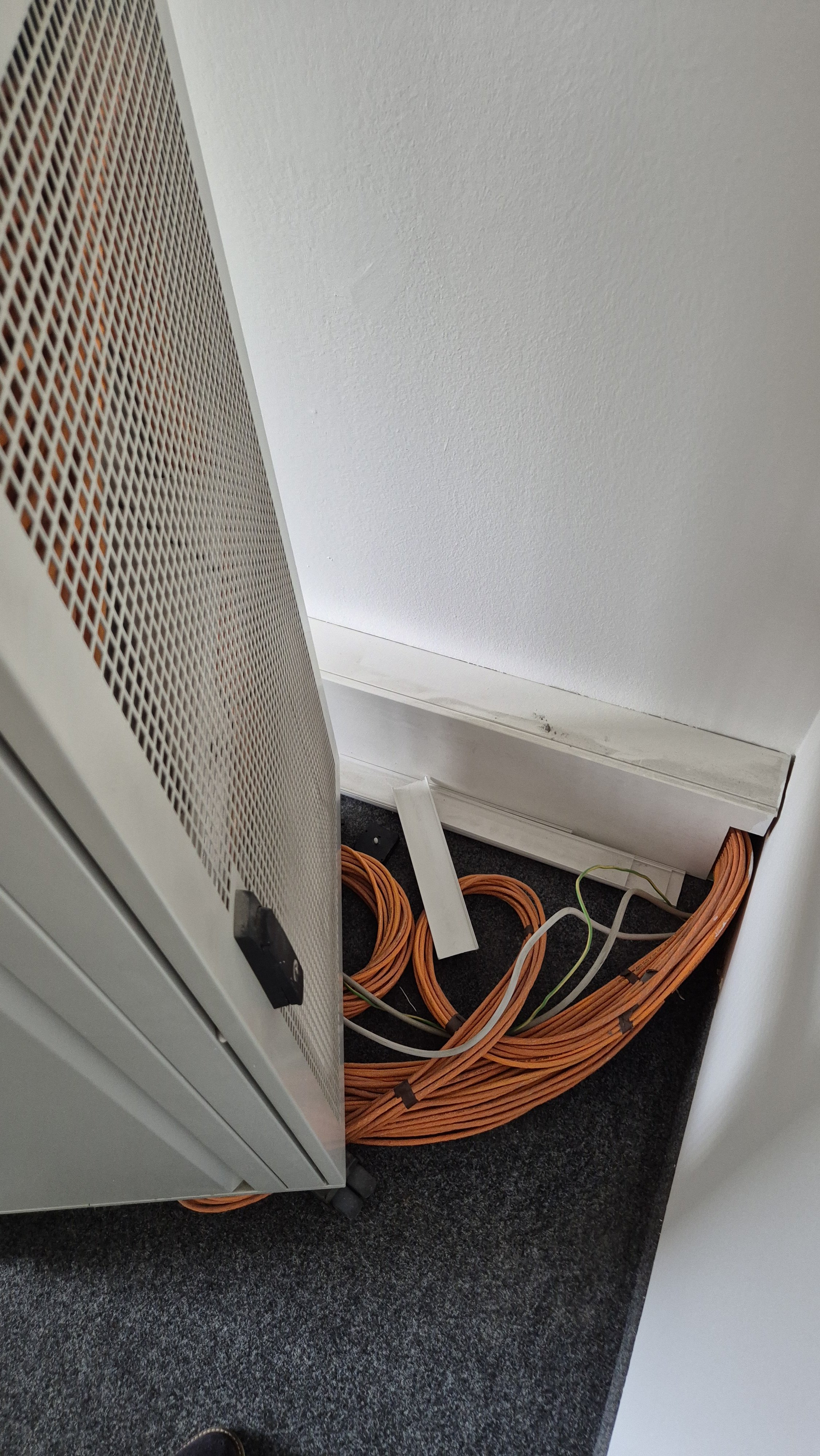 server-schrank rückseite.jpg