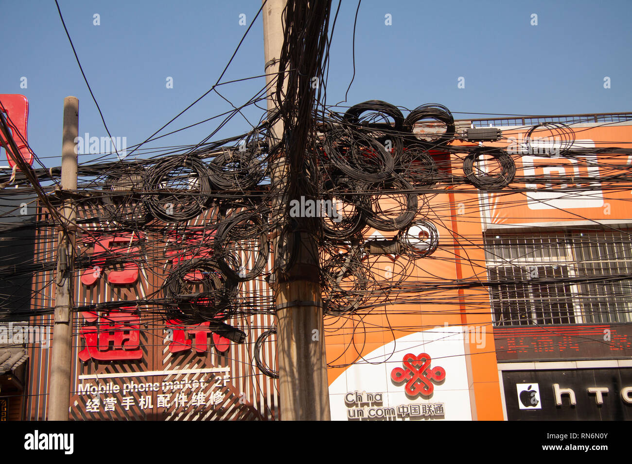 unordentliche-gewirr-von-elektrischen-und-telefonleitungen-auf-der-strasse-pol-shanghai-china-...jpg