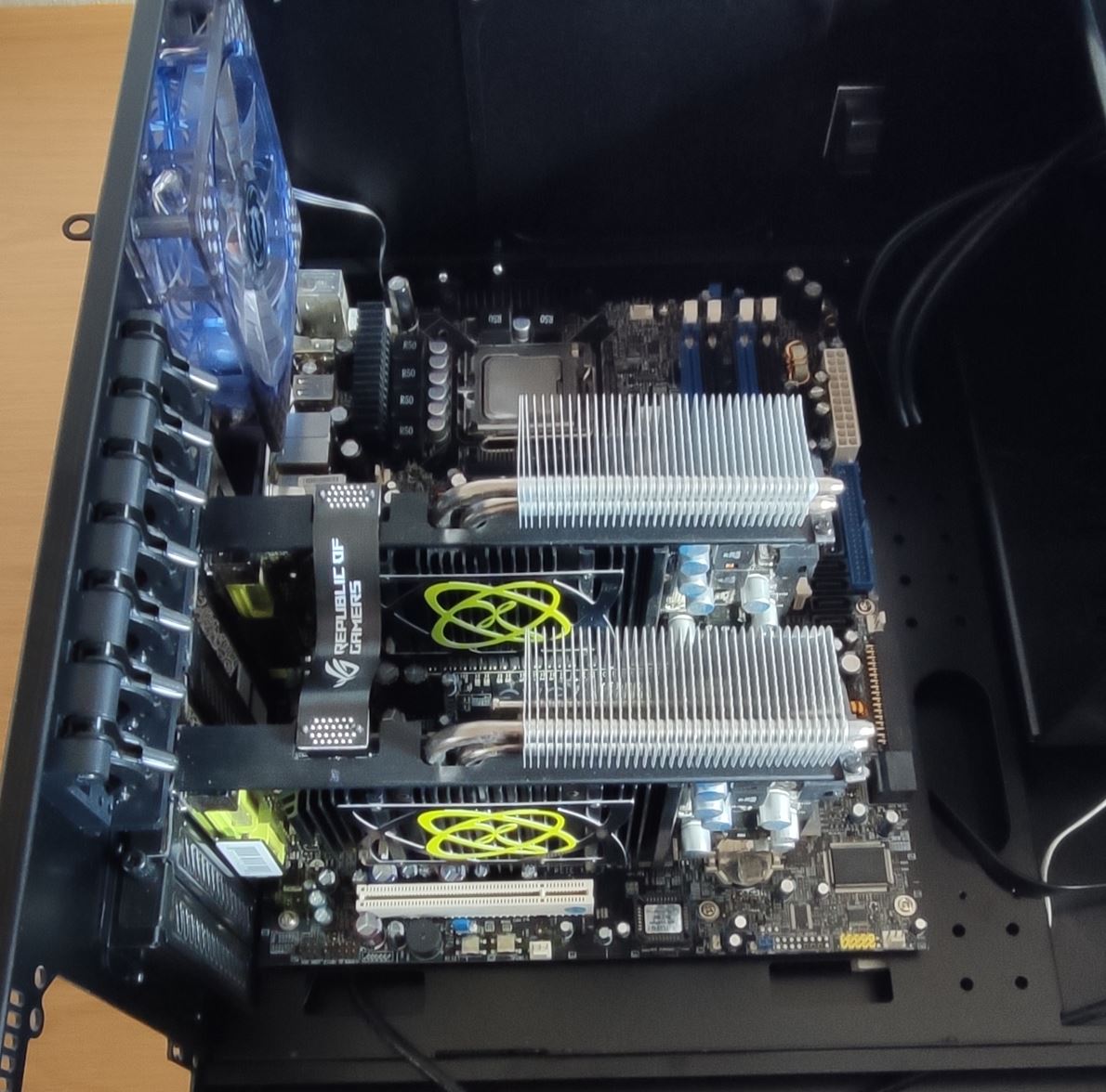 XFX 7950GT Passsiv SLI.JPG