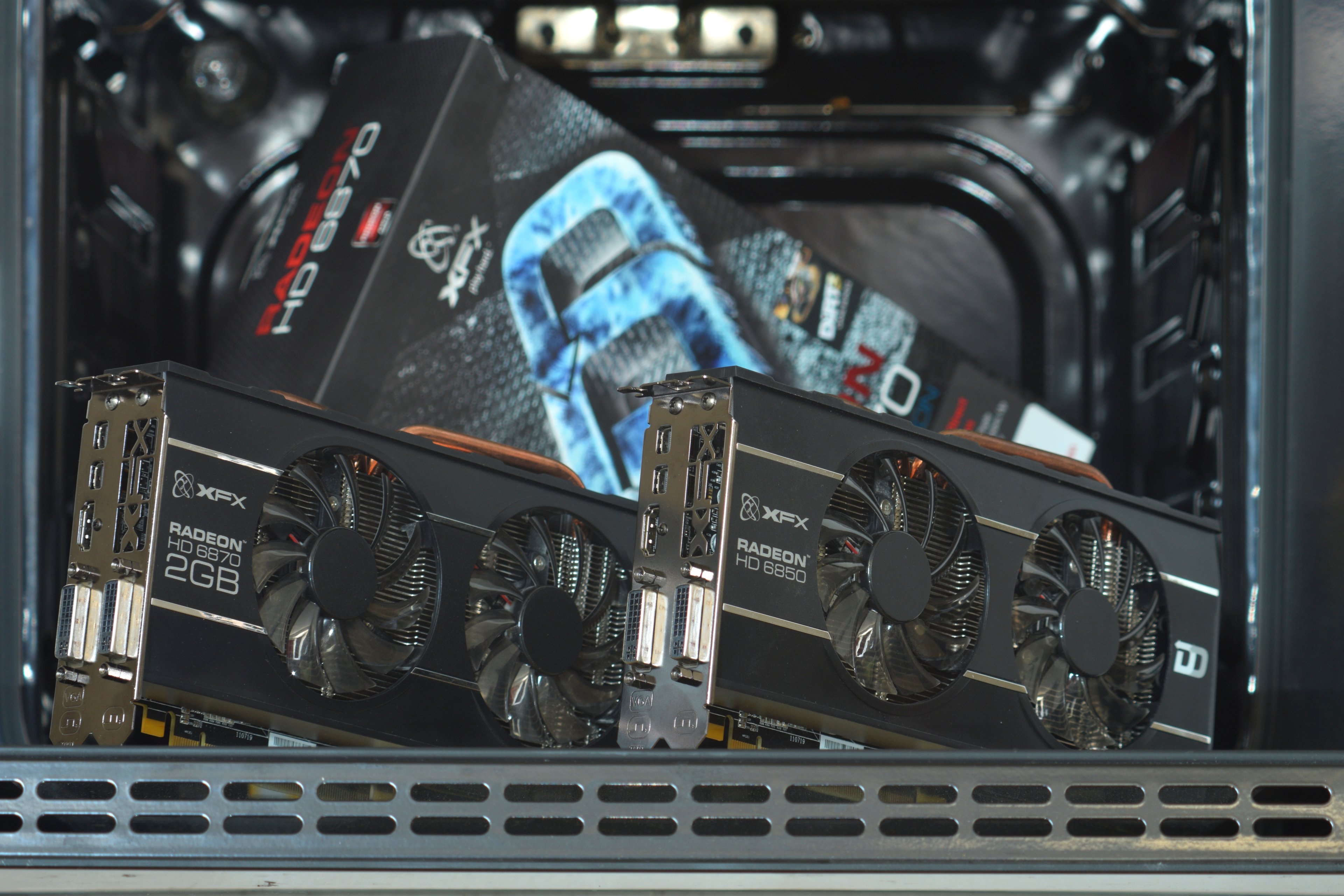 XFX Radeon HD 6850 6870 (6-1).JPG