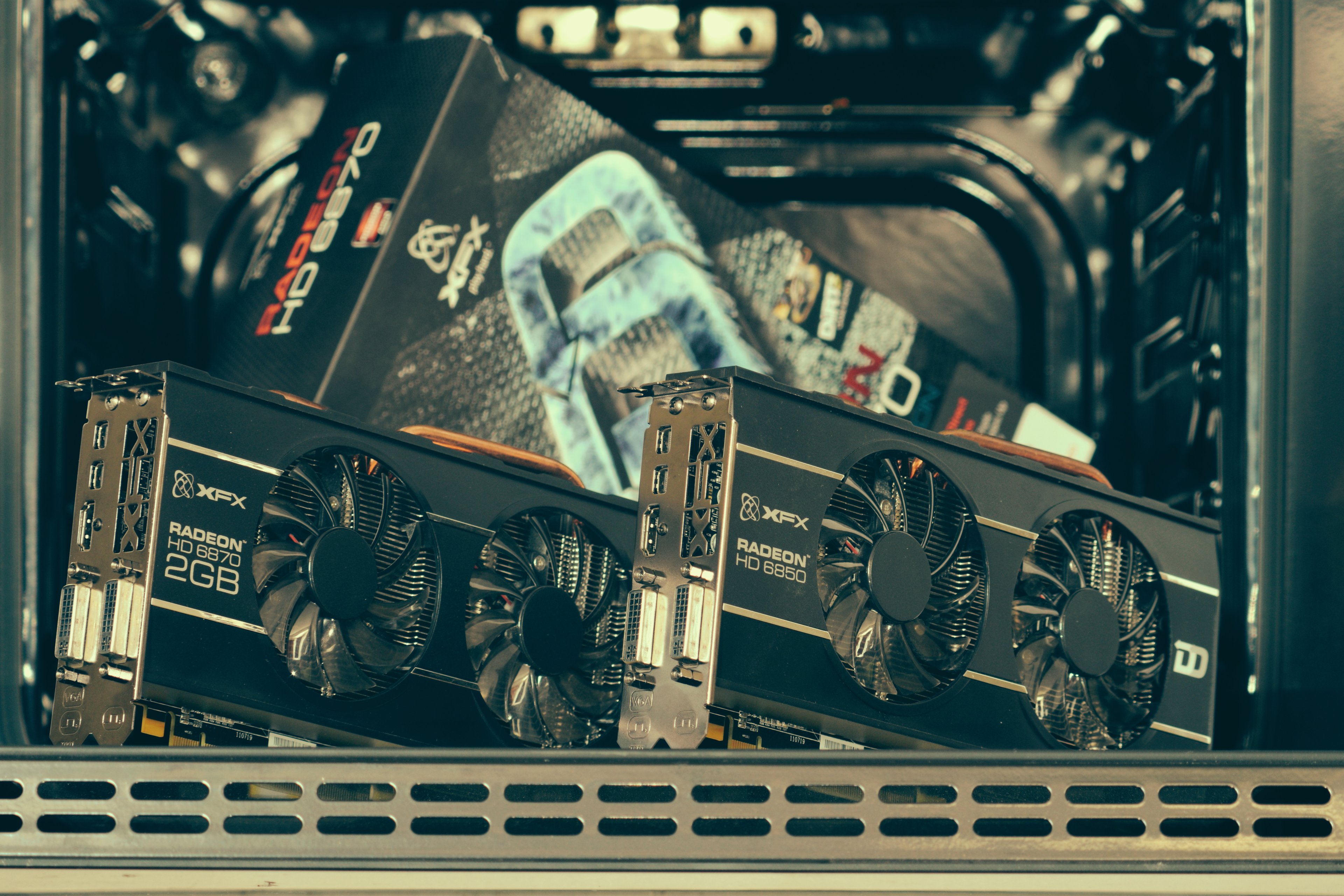 XFX Radeon HD 6850 6870 (6-4).JPG